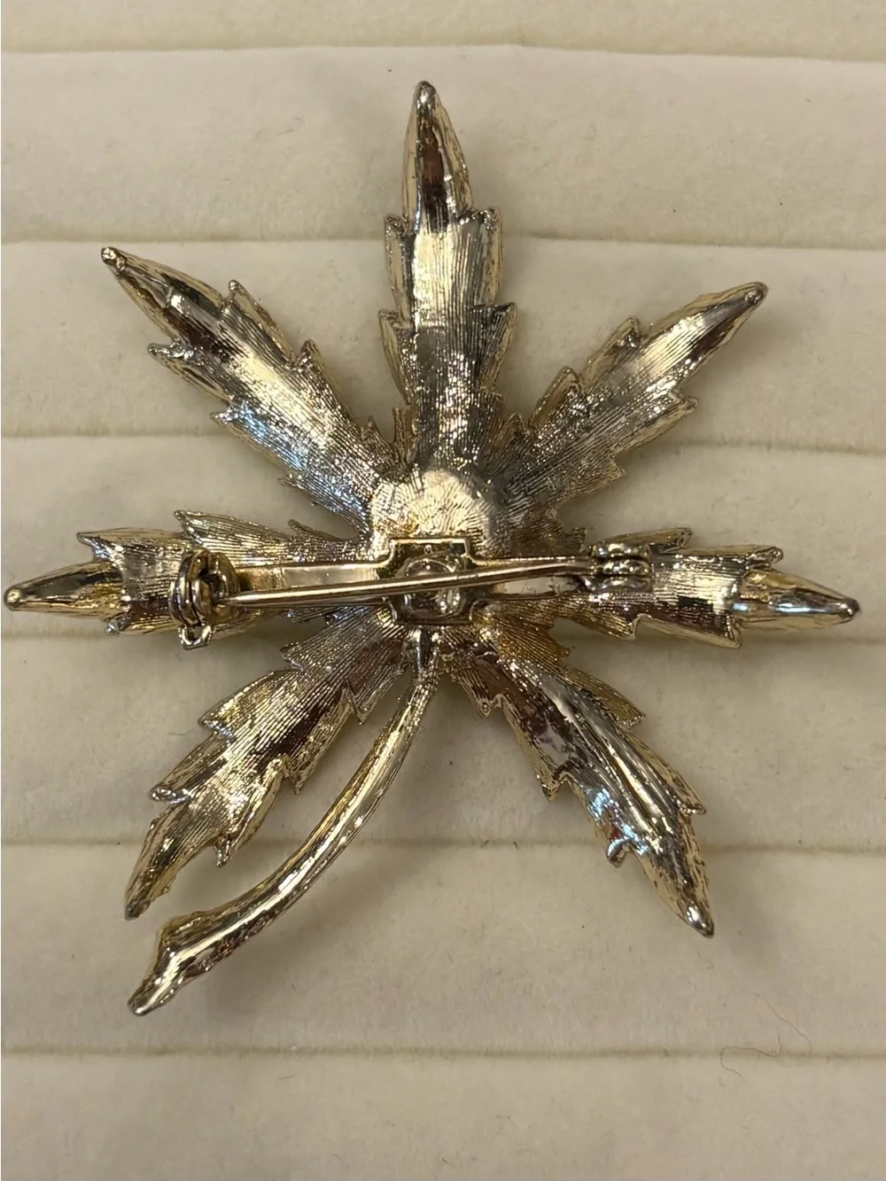 Leaf Brooch Jewelry Gold Tone Pin Nature Classic Elegant‎